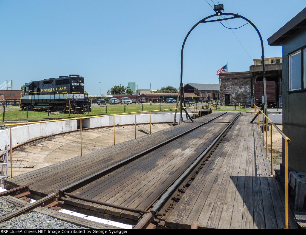 Turntable at the museum / SA 2715 in the back ground